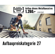 Handwerker beim Abdichten eines Wellblechdachs, Hornbach Handwerker-Service Logo, Aufbaupreiskategorie 27 für Metallbausätze.