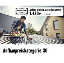 Handwerker bei der Montage eines Metallbausatzes auf einem Wellblechdach. Hornbach Handwerker Service Logo.