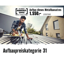 Handwerker montiert einen Metallbausatz auf einem Wellblechdach, Hornbach Handwerker-Service Logo.