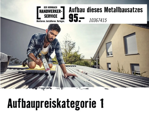 Handwerker montiert einen Metallbausatz auf einem Wellblechdach, Hornbach Logo, Aufbaupreiskategorie 1.