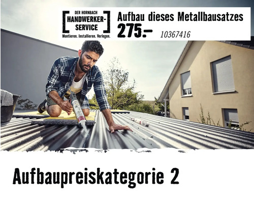 Handwerker montiert einen Metallbausatz auf einem Wellblechdach in heller, organisierter Umgebung mit Hornbach Handwerker-Service Logo.