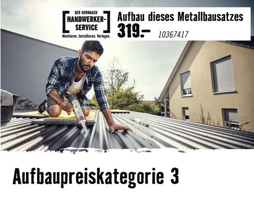 Handwerker-Service von Hornbach für den Aufbau eines Metallbausatzes der Preiskategorie drei. Ein Handwerker trägt Dichtmasse auf ein Metalldach auf.