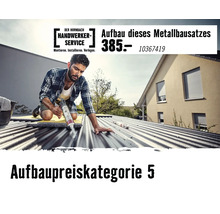 Hornbach Handwerker-Service Logo. Handwerker montiert einen Metallbausatz auf einem Dach. Aufbaupreiskategorie 5 für 385 Euro.