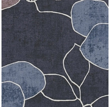 Vliesbehang mit abstraktem floralem Muster in Blau mit weißen Konturen und feiner Textilstruktur.