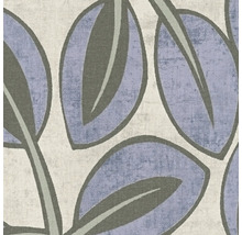 Vliestapete mit blau-grauem Blättermotiv und fühlbarer Textilstruktur.