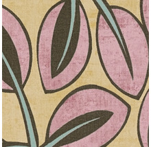 Tapete mit botanischem Blattmuster, stilisierte Blätter in Rosa und Braun mit hellblauen Blattadern auf beigem Hintergrund.