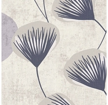Tapete mit fächerförmigen floralen Motiven in Grau und Violett auf einer strukturierten Oberfläche.