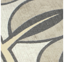 Detailansicht einer Tapete in Beige und Grau mit Blättermuster und feiner Textilstruktur.