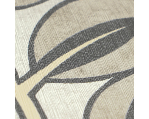 Detailansicht einer Tapete in Beige und Grau mit Blättermuster und feiner Textilstruktur.