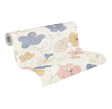 Vliestapete mit großflächigem Blumenmuster in handgezeichneter Optik auf einer Rolle.