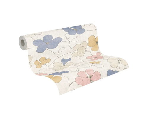 Vliestapete mit großflächigem Blumenmuster in handgezeichneter Optik auf einer Rolle.