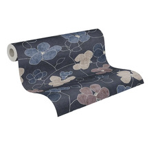 Vliestapete mit großflächigem Blumenmuster und feiner Struktur auf einer Rolle.