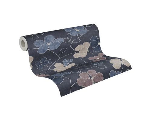Vliestapete mit großflächigem Blumenmuster und feiner Struktur auf einer Rolle.