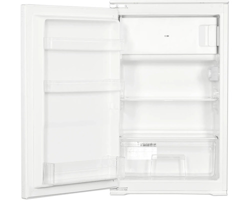 Weißer Einbaukühlschrank mit geöffneter Tür, Innenraum mit Ablagen, Gefrierfach und Gemüseschublade.