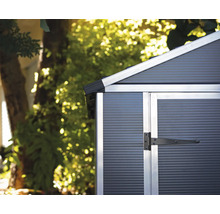 Gartenhaus mit horizontalen Lamellen, Aluminiumrahmen und schwarzem Türscharnier.