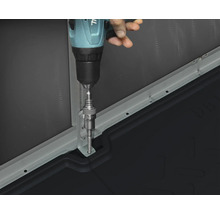 Handmontage eines Metallwinkels an einem Wandelement mit einem Akkubohrschrauber.