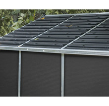 Nahaufnahme eines Gerätehausdaches mit installierten Solarmodulen und einem Metallrahmen.