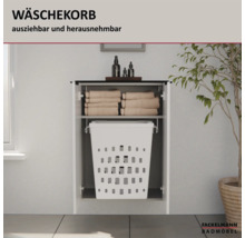 Ausziehbarer und herausnehmbarer Wäschekorb in einem weißen Badunterschrank unter einer Ablage mit Handtüchern.