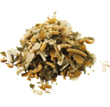 Fischfutter-Mischung aus Flocken, Sticks und getrockneten Kleinkrebsen für Aquarienfische.