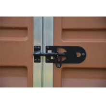 Schwarzer Schieberiegel aus Metall, montiert an einem braunen Gartenhaus aus Kunststoff.