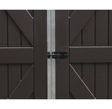 Dunkelbraunes Doppeltor mit Schieberiegel aus Metall und vertikalen Streben.