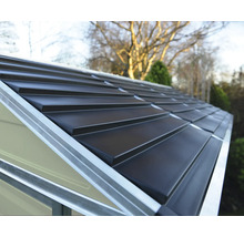 Nahaufnahme eines Satteldachs eines Metall-Gartenhauses mit dunkelgrauen Paneelen und silbernen Aluminiumprofilen.