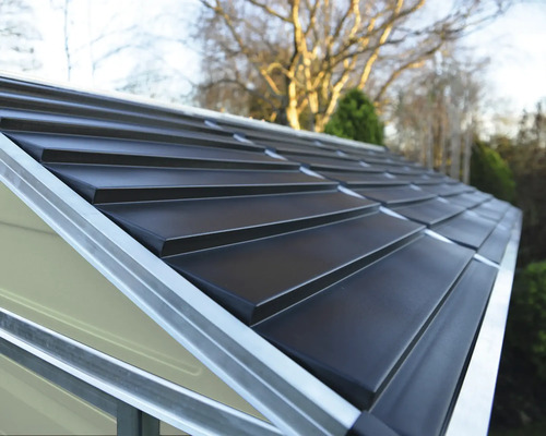 Nahaufnahme eines Satteldachs eines Metall-Gartenhauses mit dunkelgrauen Paneelen und silbernen Aluminiumprofilen.