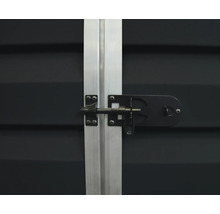 Schieberiegel-Verschluss aus Metall an einer dunklen Tür mit silbernem Metallprofil, geeignet für Vorhängeschlösser.