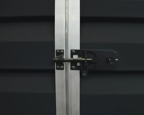 Schieberiegel-Verschluss aus Metall an einer dunklen Tür mit silbernem Metallprofil, geeignet für Vorhängeschlösser.