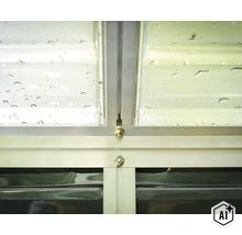 Detailansicht einer Aluminium Verbindungsprofil Konstruktion für Dachplatten mit Regentropfen (Image AI modified or generated)