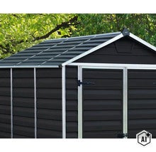 Gerätehaus aus Kunststoff mit Metallrahmen und Satteldach, zur Lagerung von Gartenwerkzeugen. (Image AI modified or generated)