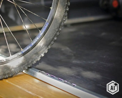 Fahrradreifen auf einer Schiene einer Transportsicherung auf einer Ladefläche (Image AI modified or generated)