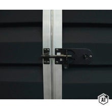 Metallriegel für Gartenhaus an einer Tür mit vertikaler Profilschiene (Image AI modified or generated)