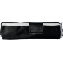 Geschlossene schwarze Werkzeugtasche aus Textil mit weißem Rand und Klettverschluss.