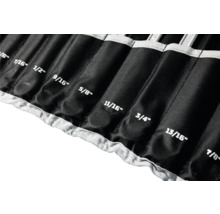 Schwarze Werkzeugrolltasche aus Textil mit beschrifteten Fächern für Schraubenschlüssel in Zollgrößen.