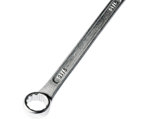 Nahaufnahme eines Ringschlüssels aus Metall mit der Größenprägung 9/16 auf dem Griff.
