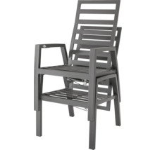 Stapelbarer Gartenstuhl aus Aluminium in Anthrazit mit Armlehnen und horizontalen Latten.