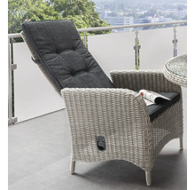 Verstellbarer Gartensessel aus Polyrattan in Grau mit dunkelgrauer Auflage auf einem Balkon.