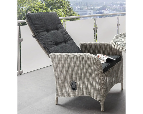 Verstellbarer Gartensessel aus Polyrattan in Grau mit dunkelgrauer Auflage auf einem Balkon.