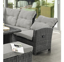 Moderne Garten-Lounge-Gruppe aus grauem Polyrattan mit grauen Polstern, inklusive Sofa mit verstellbarer Rückenlehne und passendem Hocker.