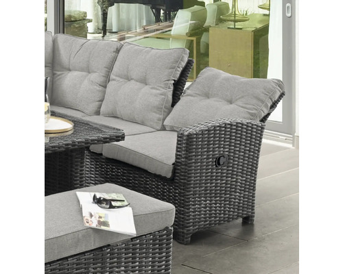 Moderne Garten-Lounge-Gruppe aus grauem Polyrattan mit grauen Polstern, inklusive Sofa mit verstellbarer Rückenlehne und passendem Hocker.