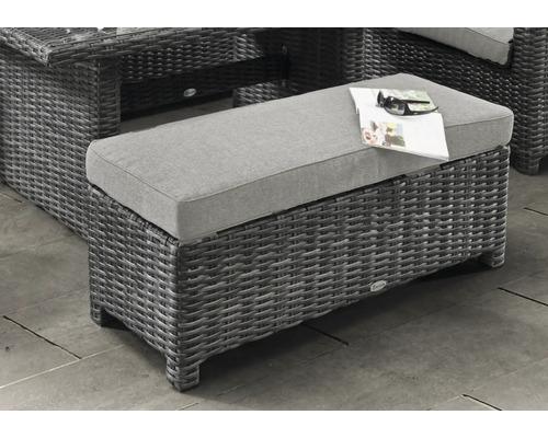 Grauer Gartenhocker aus Polyrattan mit hellgrauem Sitzkissen auf einer Terrasse.