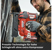 Einhell Akku-Nagler Fixetto mit PressAir Technologie wird an einem Holzzaun mit Drahtgeflecht eingesetzt.