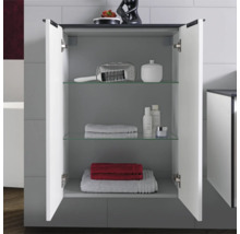 Geöffneter Badezimmer Hängeschrank in Weiß und Grau mit zwei Glaseinlegeböden, Handtüchern und Pflegeprodukten.