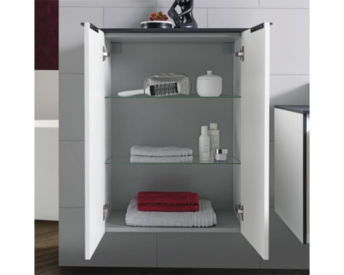 Geöffneter Badezimmer Hängeschrank in Weiß und Grau mit zwei Glaseinlegeböden, Handtüchern und Pflegeprodukten.