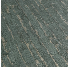 Nahaufnahme einer strukturierten Tapete mit schimmernden Metallic-Linien und einer organischen, steinähnlichen Oberfläche.