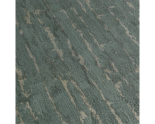 Nahaufnahme einer strukturierten Tapete mit schimmernden Metallic-Linien und einer organischen, steinähnlichen Oberfläche.
