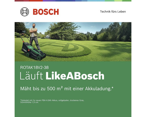 Bosch Logo. Akku Rasenmäher Rotak 18V2-38 auf einer Rasenfläche, mäht bis zu 500 Quadratmeter mit einer Akkuladung.