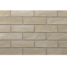 Verblender in Steinoptik, rechteckige Riemchen aus Leichtbeton mit strukturierter Oberfläche für die Wandgestaltung.