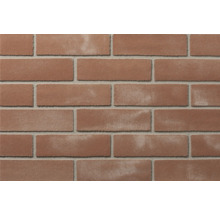 Nahaufnahme einer Mauer aus rotbraunen Ziegelsteinen im Läuferverband mit grauen Fugen.